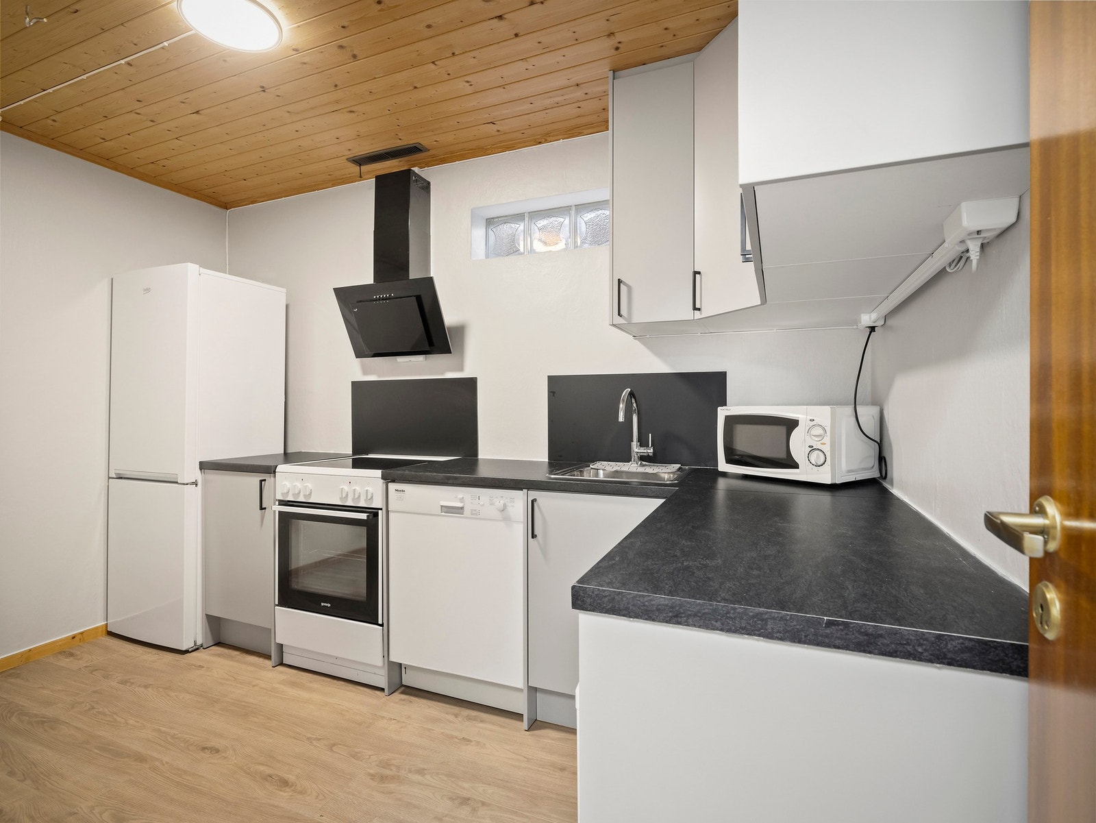 Epoq kjøkkeninnredning fra 2024 med glatte fronter og laminat benkeplater. Galleribilde