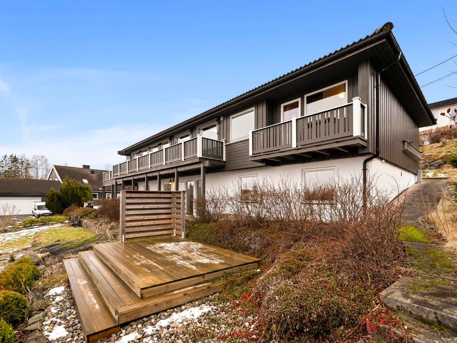 Eiendommen har flere solrike terrasser, balkonger, uteplasser samt en flott hage. Galleribilde