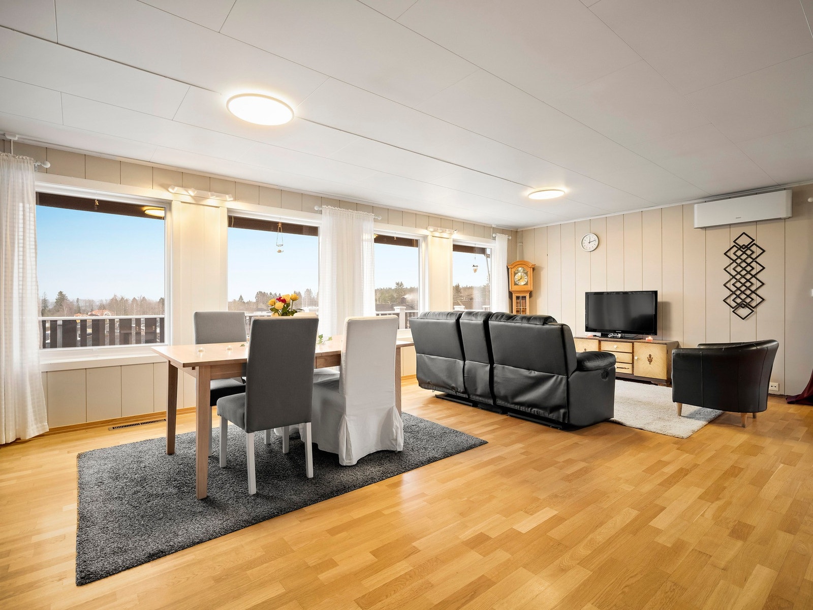 Stor og romslig stuedel med store vindusflater som gir mye naturlig lys. Galleribilde