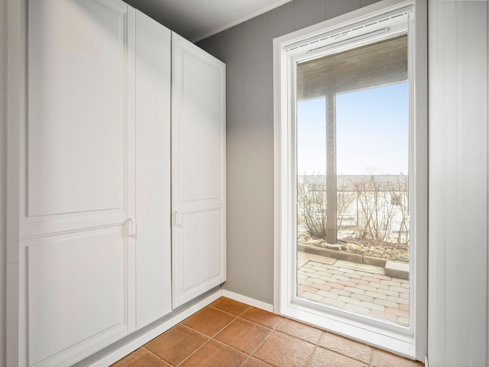 Innbydende entré med slitesterkt flislagt gulv. Galleribilde