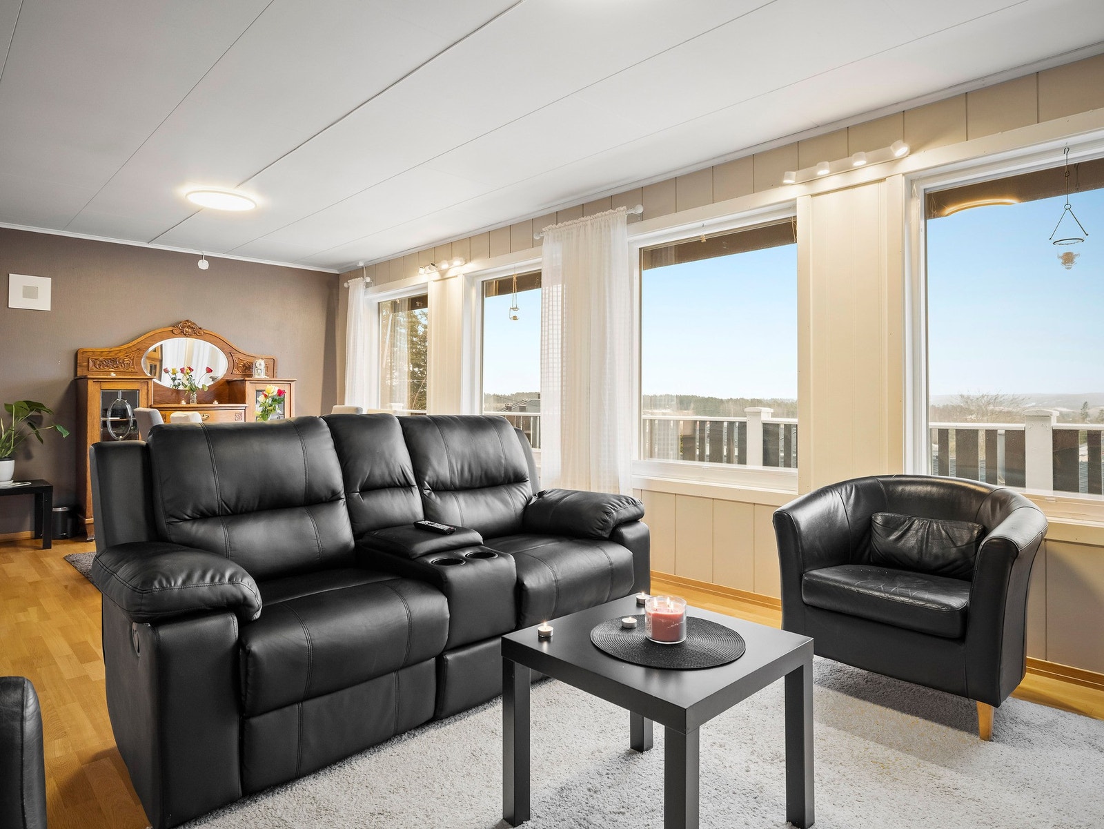 Store vindusflater gir godt med naturlig lys og flott utsikt. Galleribilde