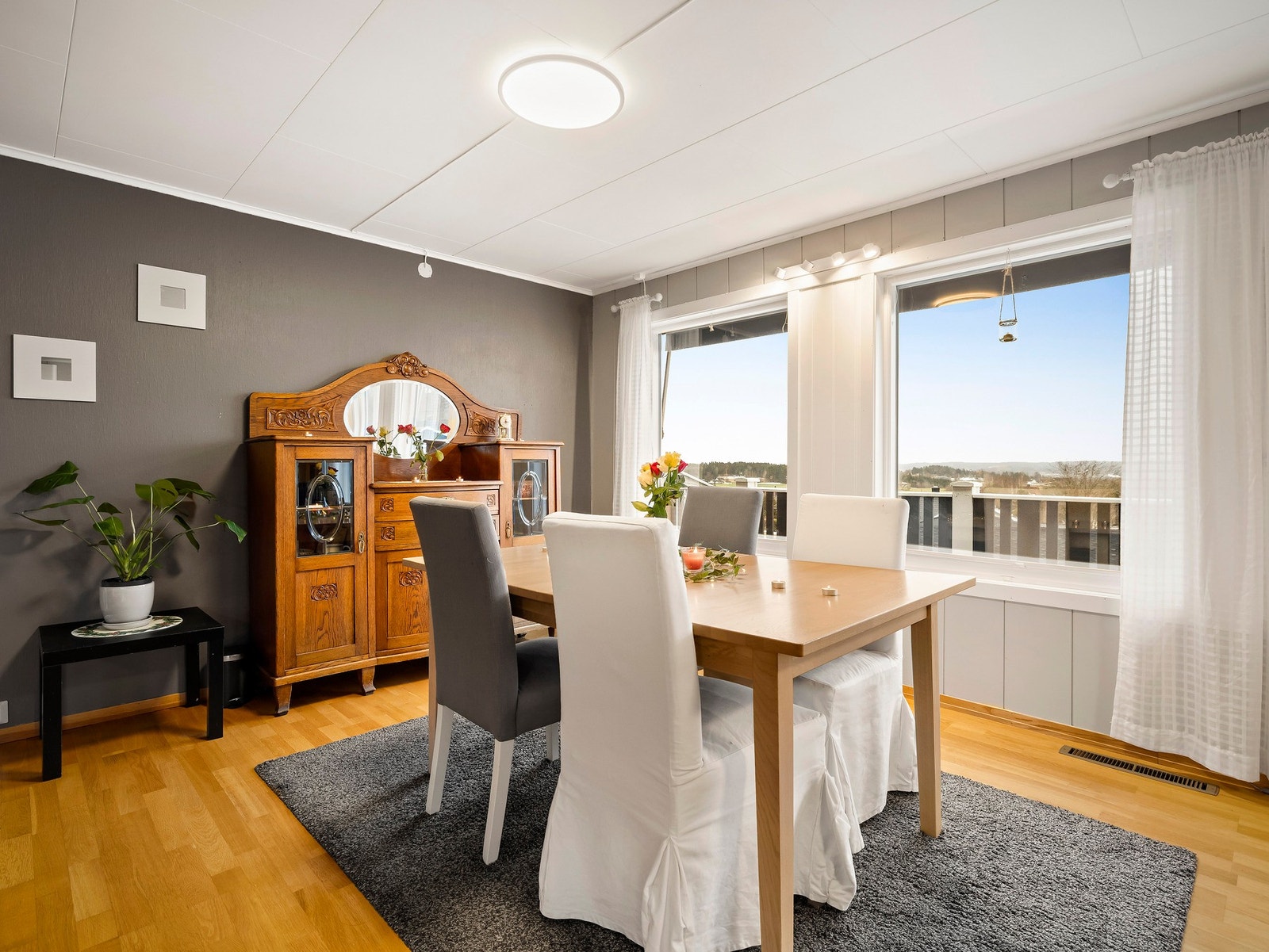 Velegnet plass til stor spiseseksjon. Galleribilde