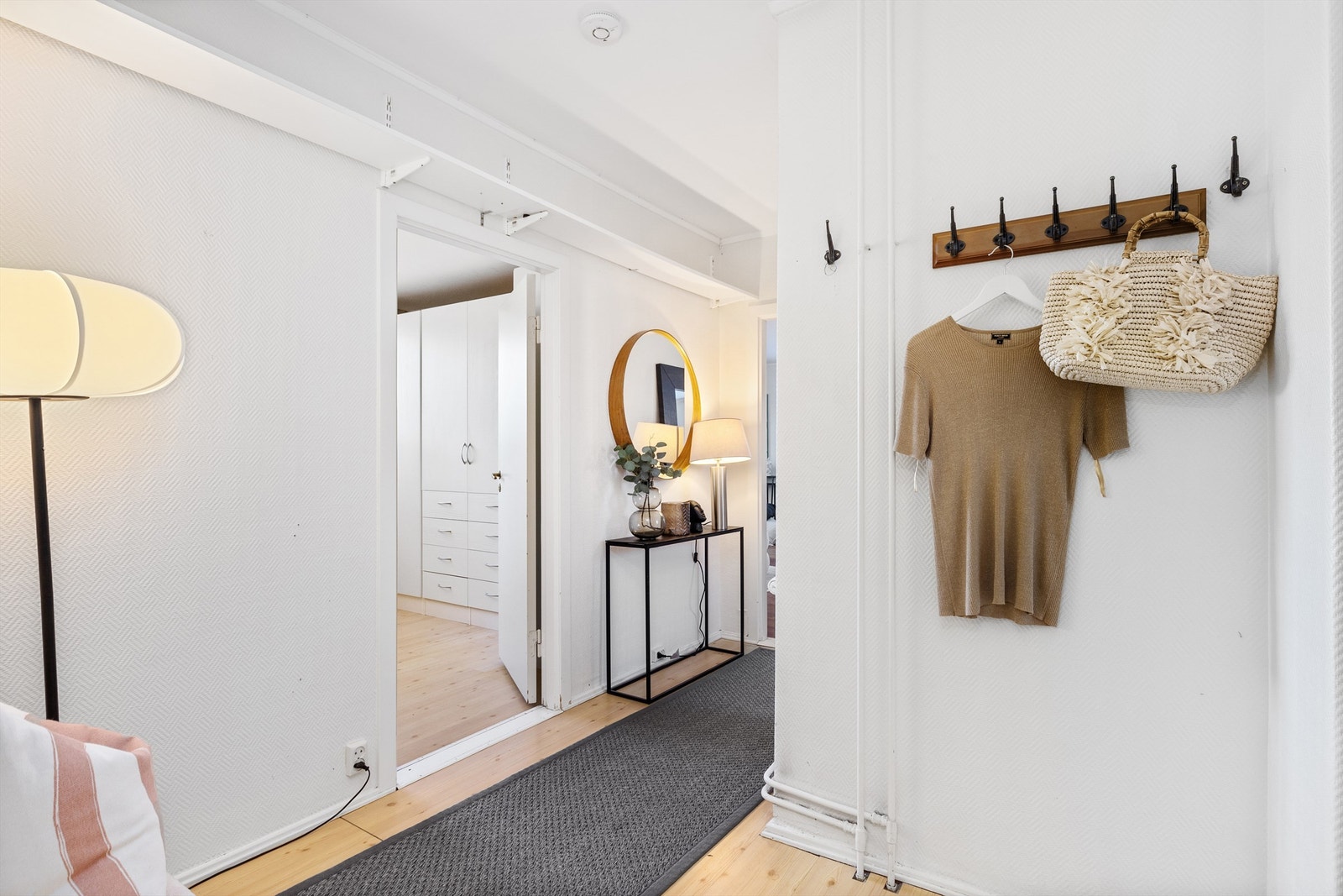 Entré med knagger til å henge fra seg yttertøy. Det er også fin plass til innredning av garderobeskap eller andre entré møblement Galleribilde