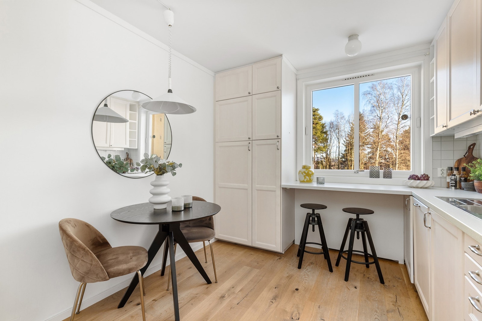 Kjøkkenet har godt med både skapplass i høyskap, overskap og vitrineskap Galleribilde