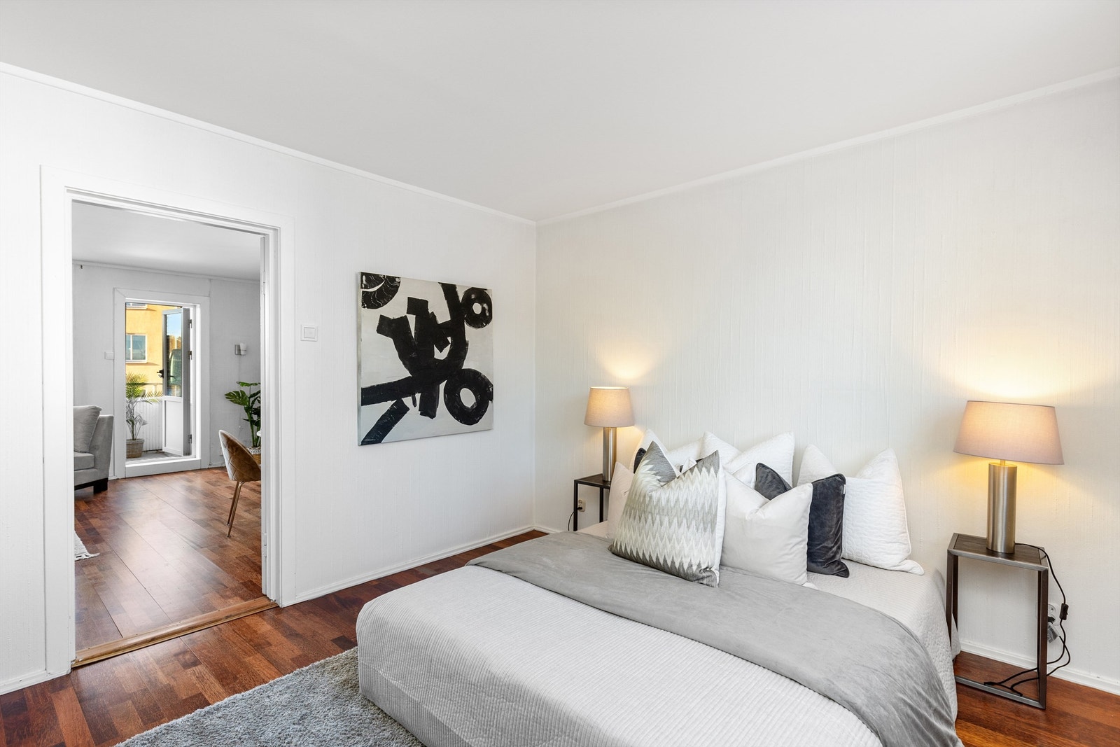 Soverommet har god plass til møblering av dobbeltseng, nattbord på hver side og garderobeskap Galleribilde