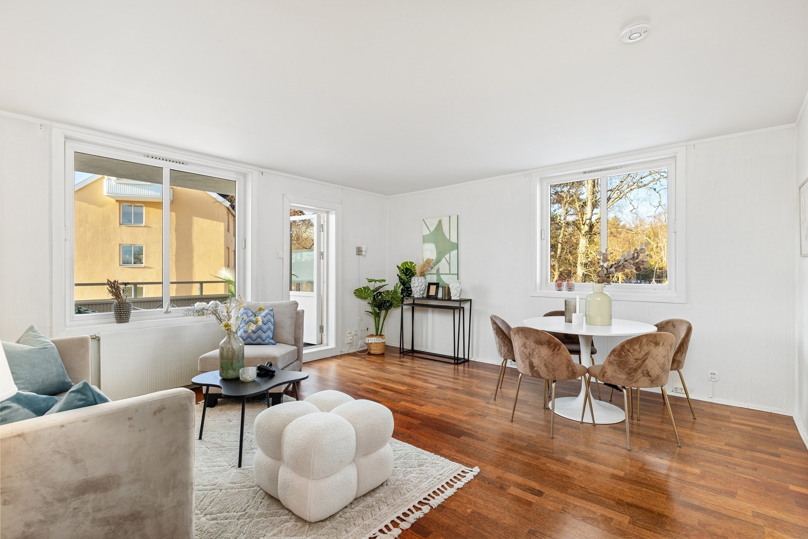 Leilighetens stue er plassert på hjørnet av bygget, som gir godt med naturlig lys til rommet fra flere sider Galleribilde