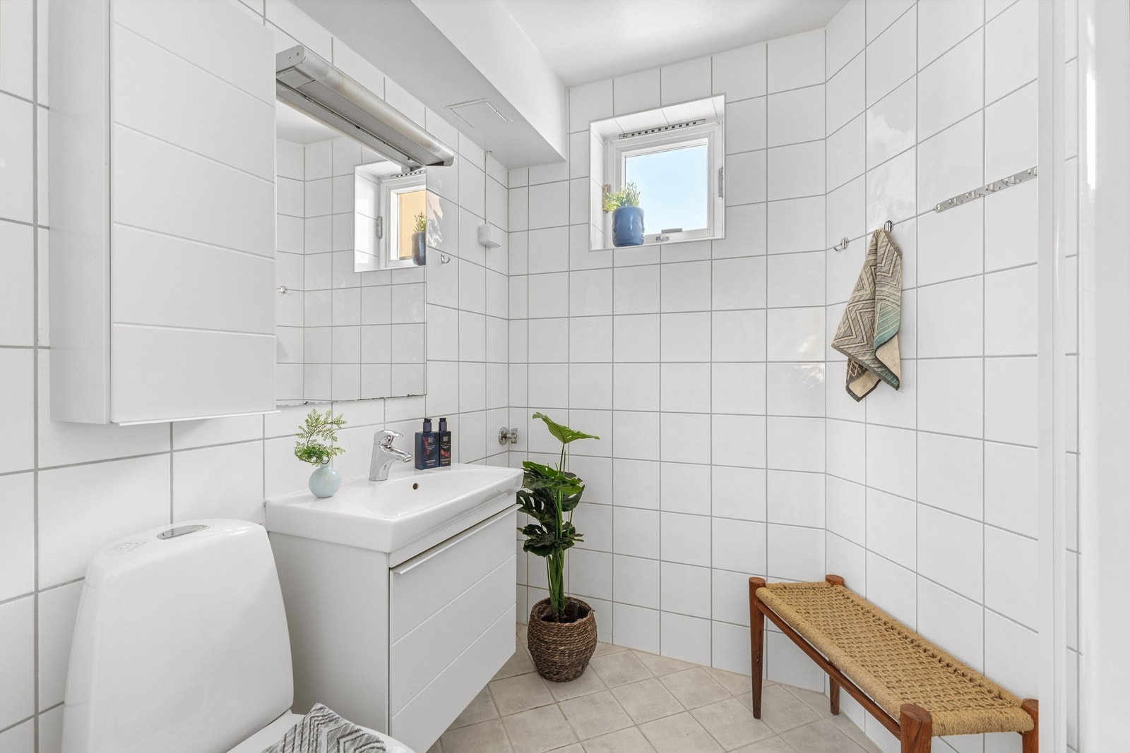 Lyst og flislagt baderom fra ca. 2006, men fremstår stilrent Galleribilde