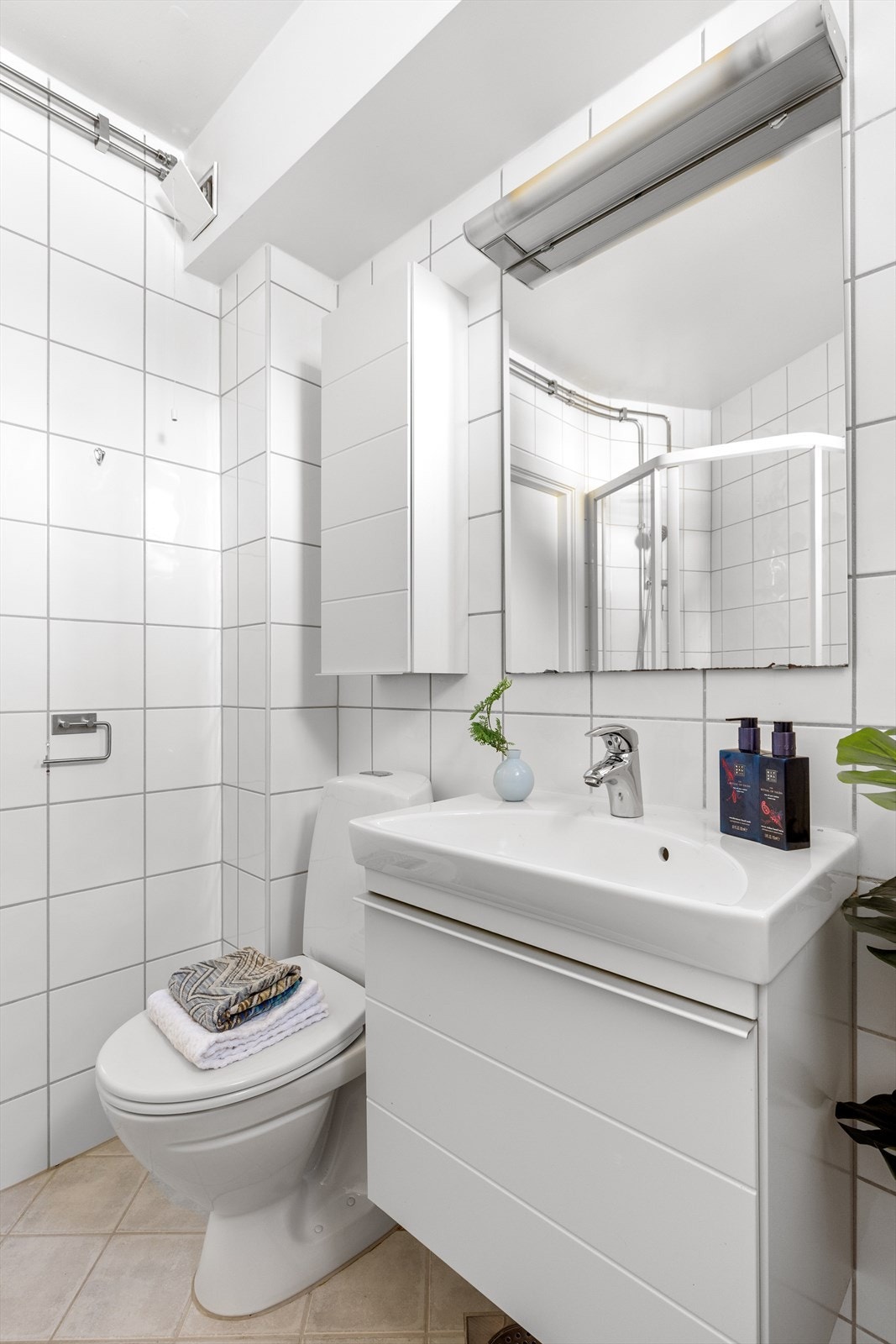 Godt med oppbevaringsplass i servantskuffer og vegghengt skap Galleribilde