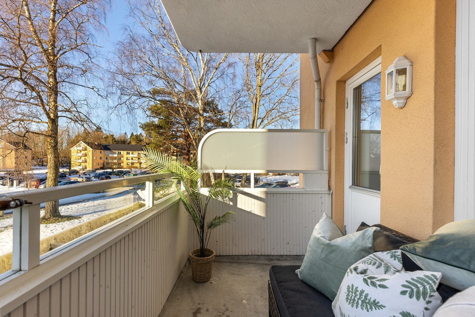 Herlig overbygget balkong på ca. 5 kvm, med plass til utemøblement Galleribilde