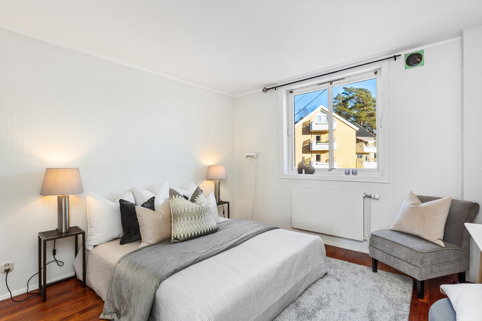 Leiligheten har to romslige soverom, der dette har adkomst fra stuen Galleribilde