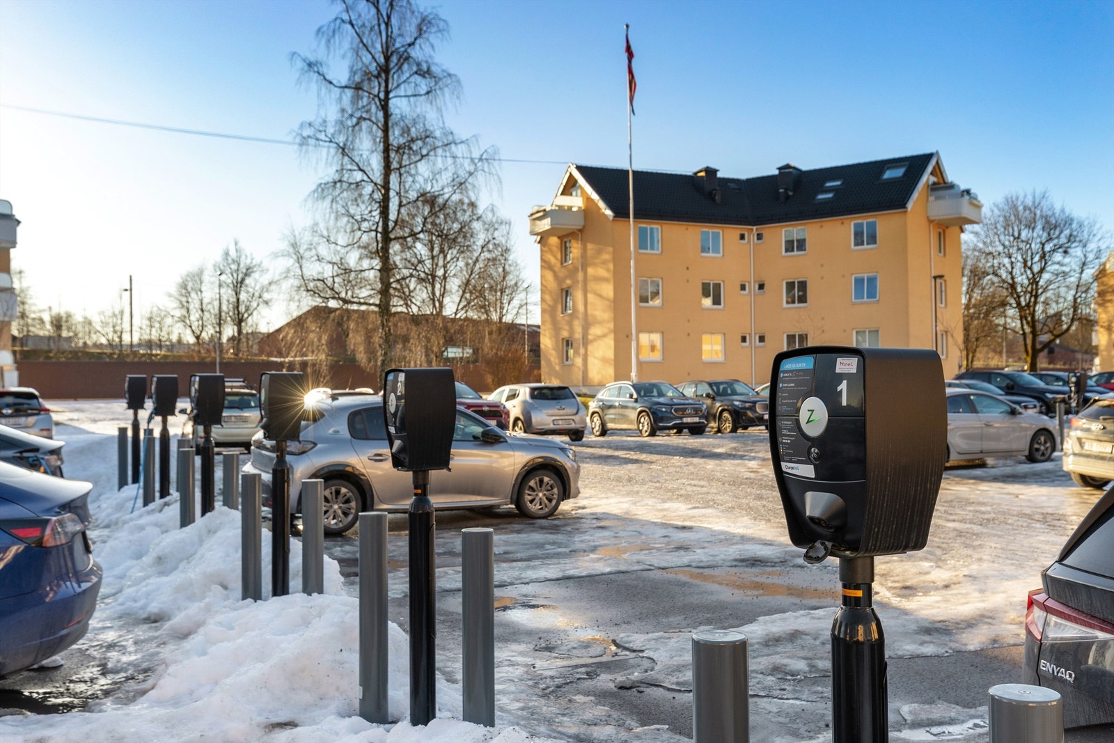 Aksjelagets parkeringsplass med ladere Galleribilde