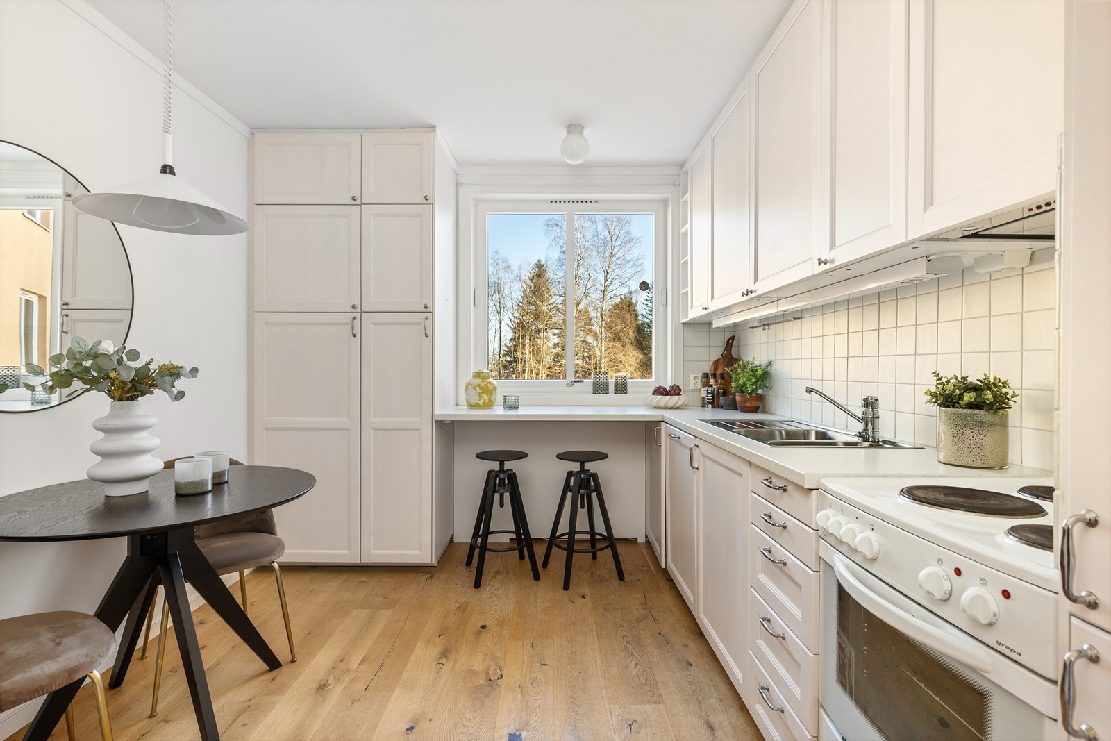 Lys kjøkkeninnredning med profilerte fronter fra ca. 2017 Galleribilde