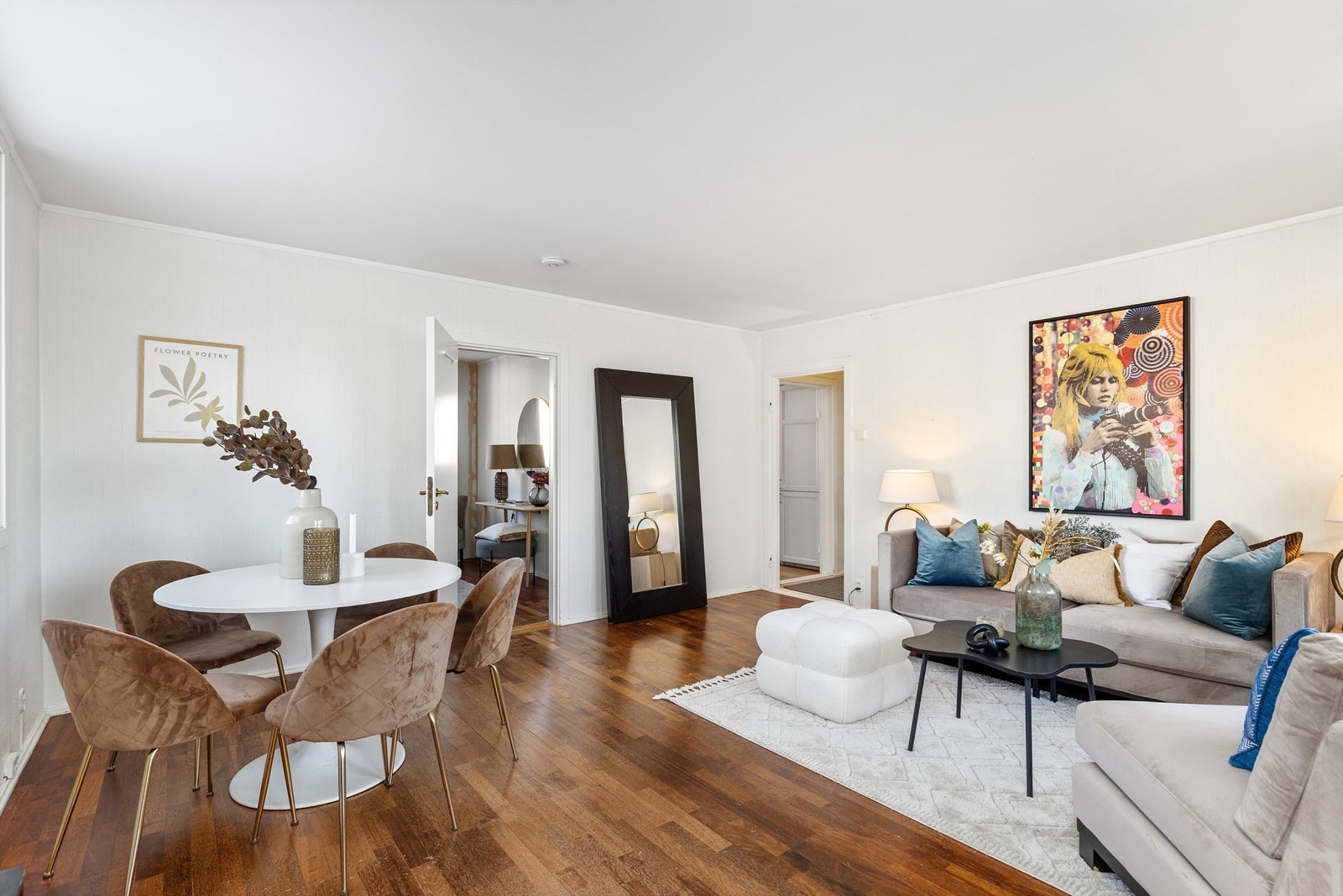 Romslig og lys stue med god plass til innredning av sofagruppe med stue bord, samt en spisegruppe Galleribilde