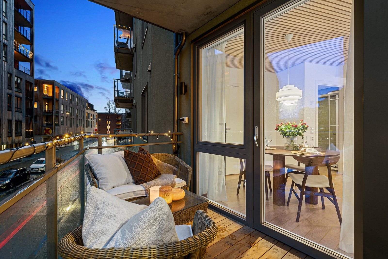 Balkong på omtrent 5 kvadratmeter med impregnerte terrassebord. Galleribilde