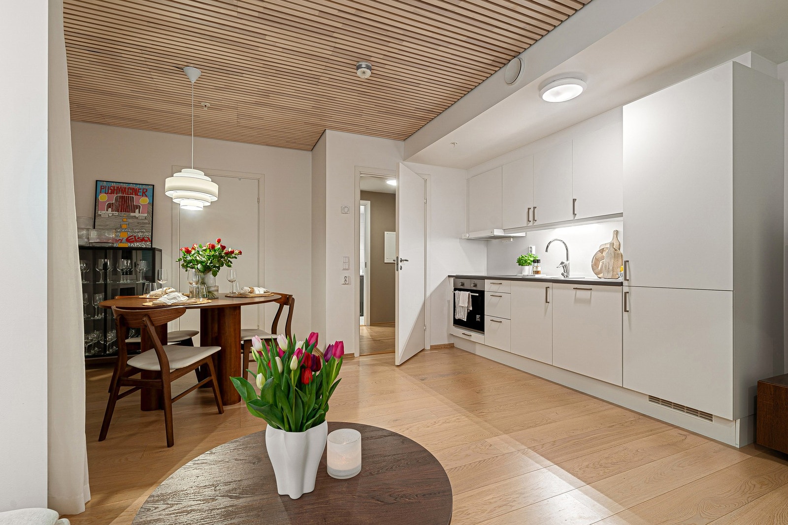 Delikat og komplett kjøkken med alle hvitevarene integrert. Galleribilde