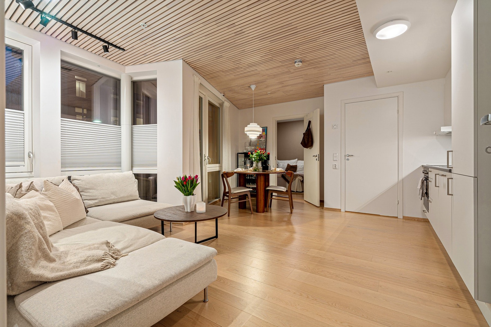 Leilighetens vinduer er av 3-lags glass som demper støy. Galleribilde