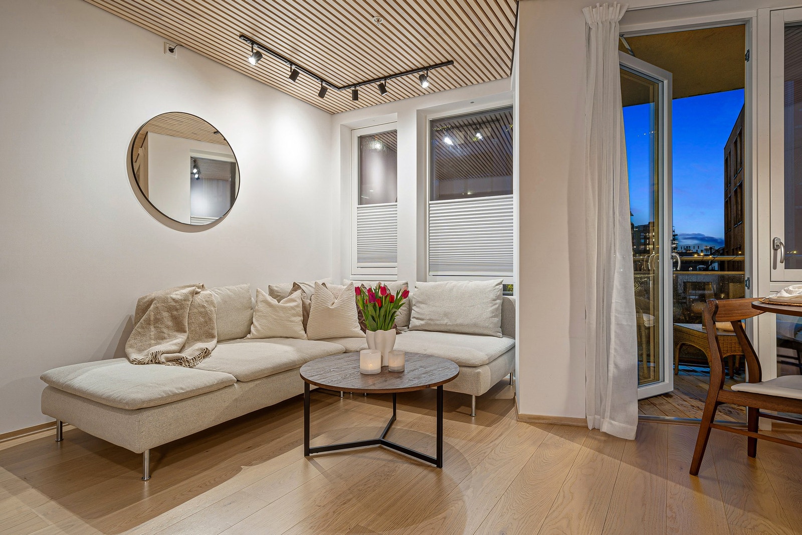 Pen og praktisk stue med god plass til sofa, stort spisebord og diverse møblement. Galleribilde