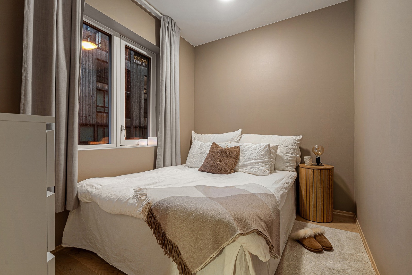 Soverommet er på omtrent 7,5 kvadratmeter. Galleribilde