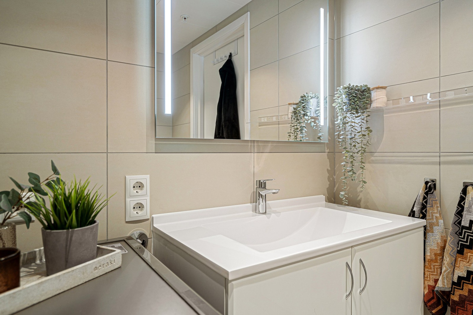 Stilrent bad med plass til vaskemaskin. Galleribilde