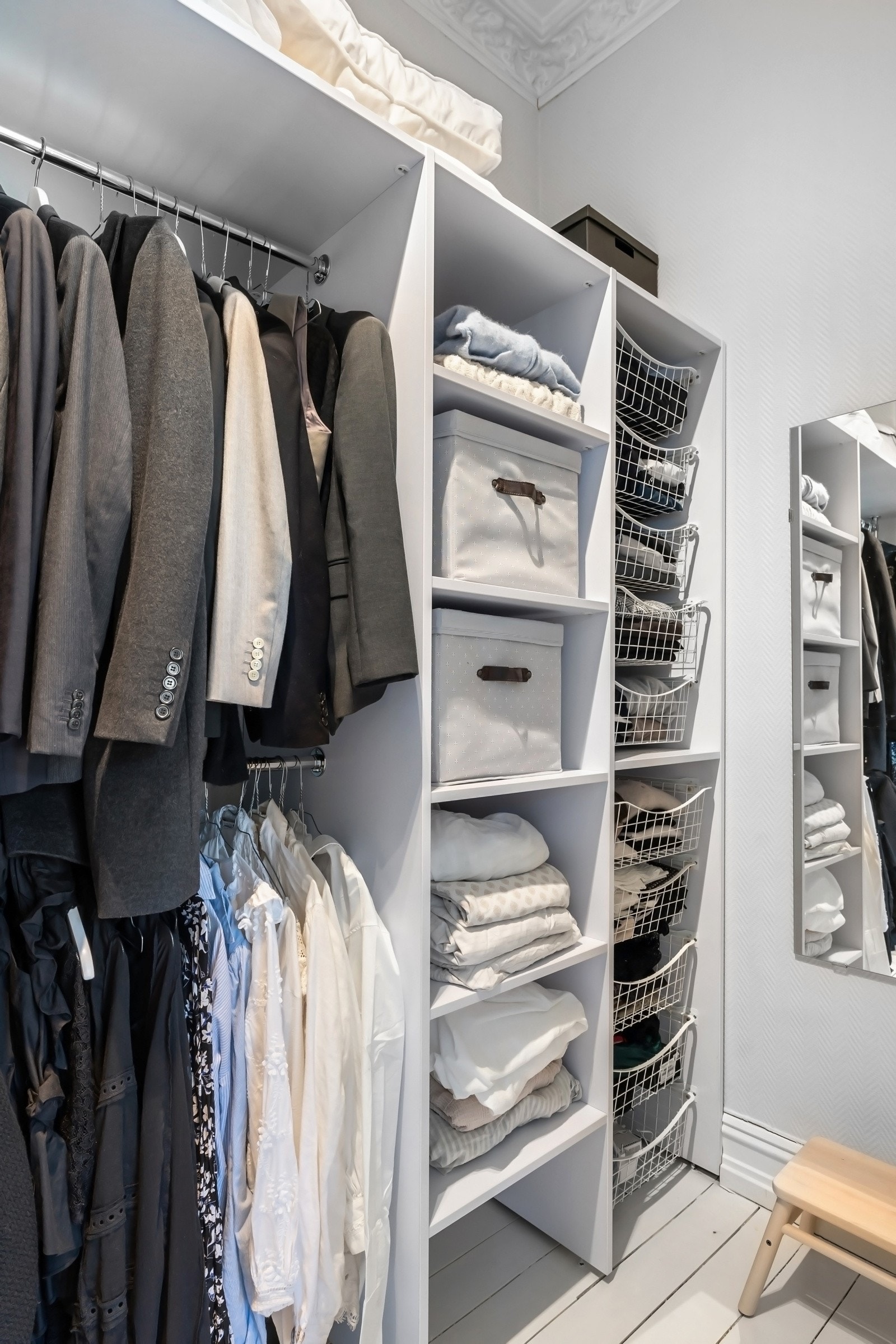 Omkledningsrommet er av god størrelse, med mye oppbevaringsplass Galleribilde