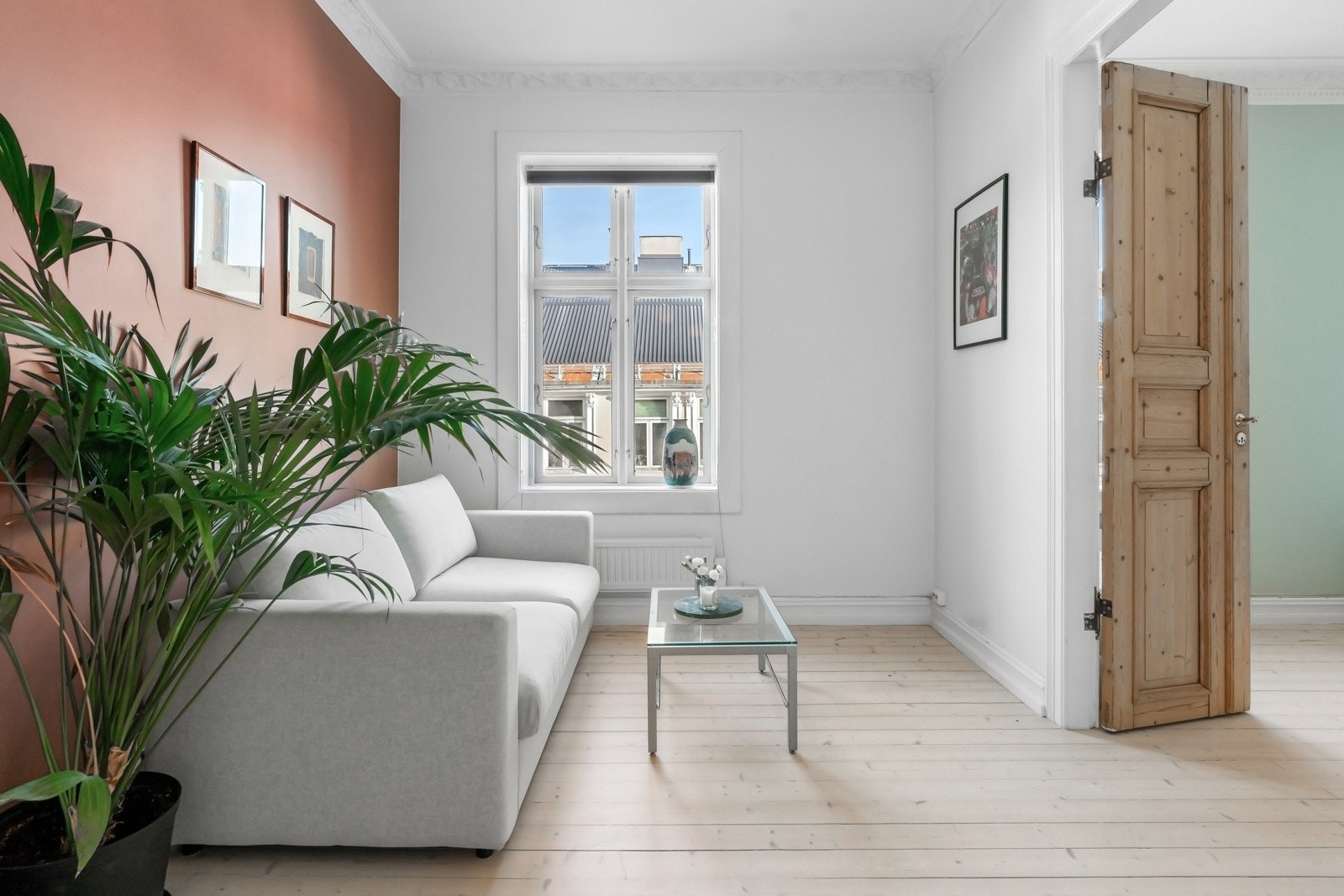 Her er det plass til dobbeltseng og nattbord, eller sovesofa slik den er møblert i dag Galleribilde