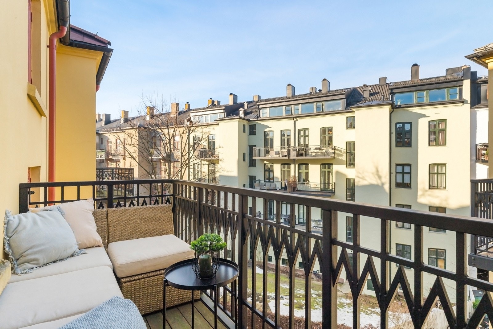 Balkongen er vestvendt, og vender ut over hyggelig frodig bakgård på sommertid, hvor du kan nyte solen fra ettermiddag rundt 16 til ca. 20 Galleribilde