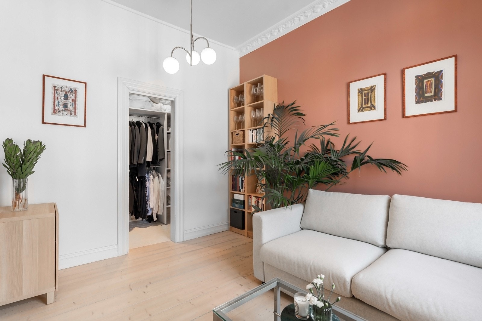 Fra soverommet er det adkomst til omkledningsrom med god oppbevaringsplass Galleribilde