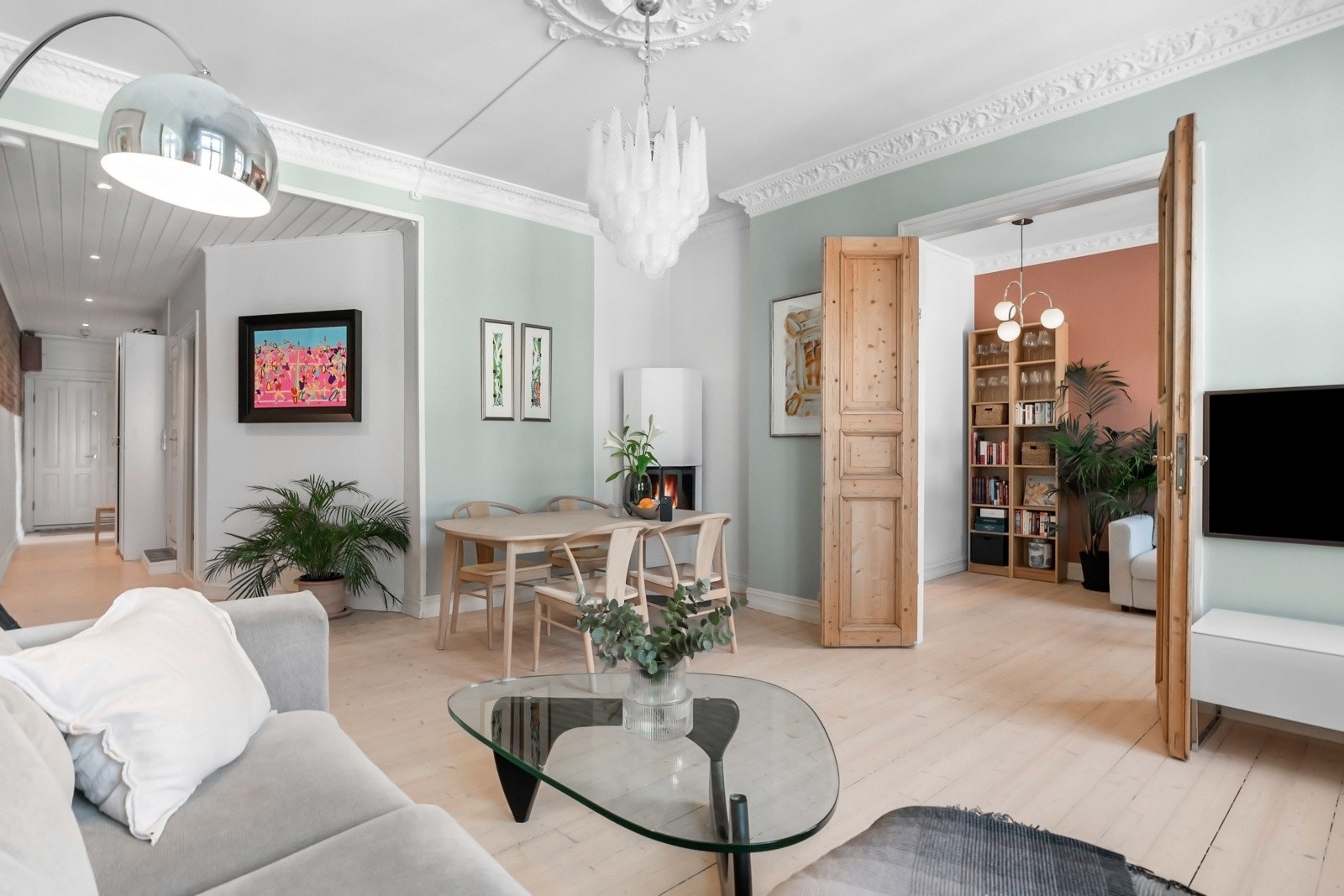 Leiligheten har innbydende stue med store vindusflater, god himlingshøyde, flott stukkatur og rosett Galleribilde