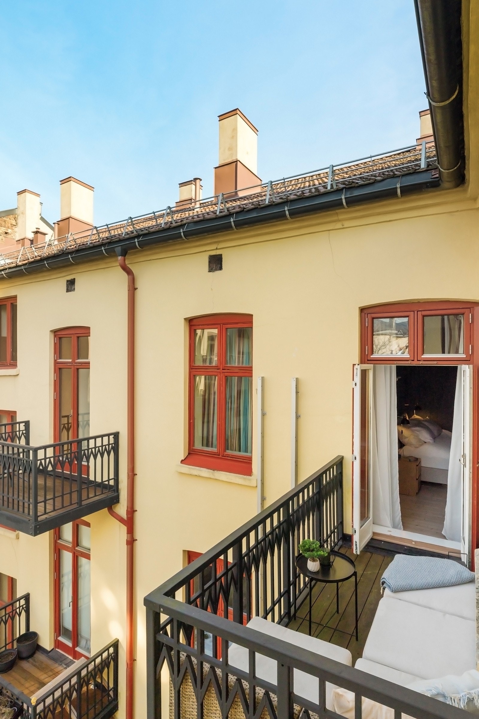 Kjøkkenvindu går også ut mot balkongen, slik at du enkelt kan servere rett ut fra kjøkkenet. Det er tillatt å bruke både elektrisk og gassgrill på balkongen Galleribilde