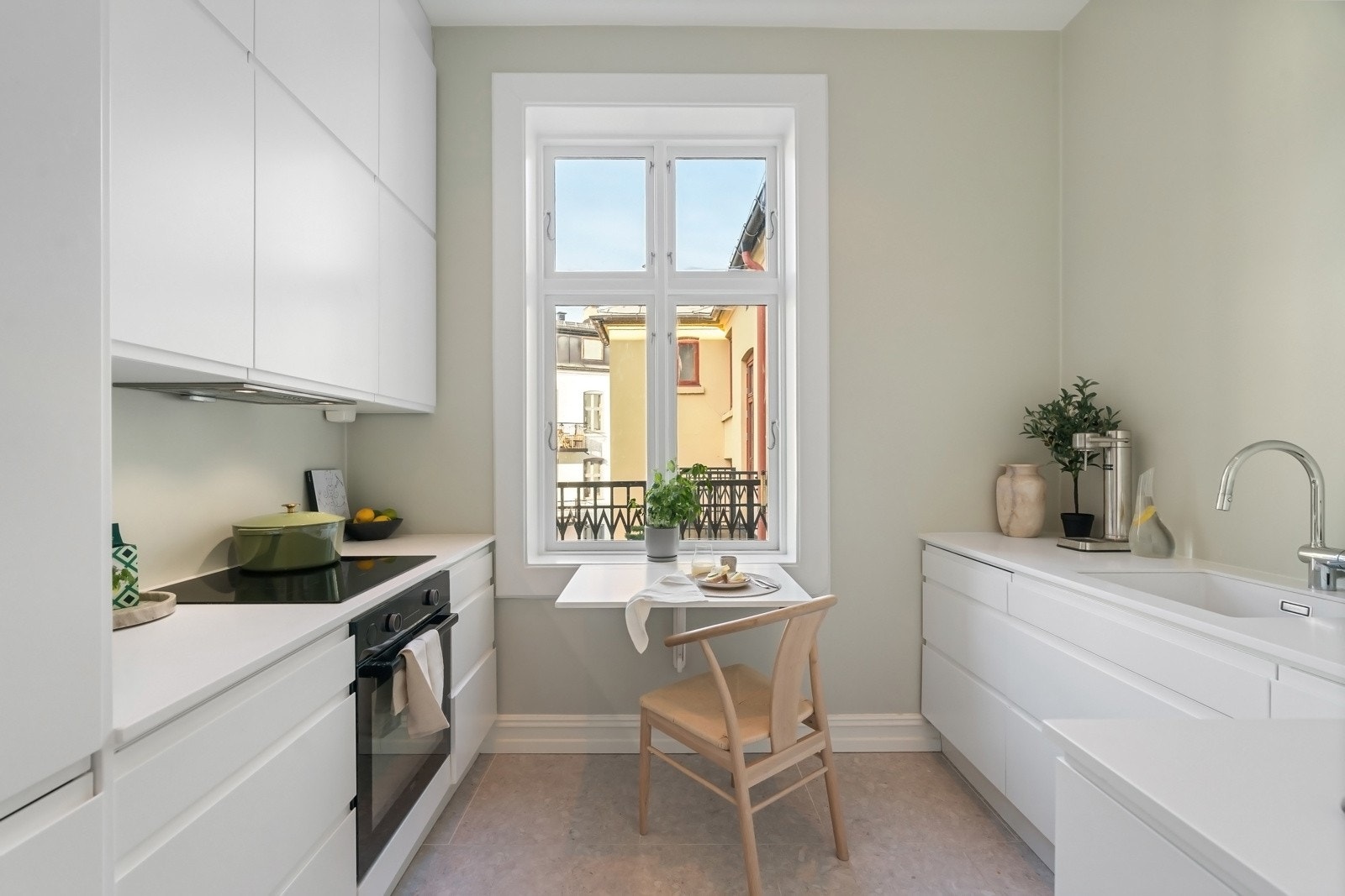 Moderne Epoc kjøkkeninnredning fra 2022, utført i hvite glatte fronter med flott benkeplate i kvarts. Godt med skap- og benkeplass, med lys under overskap for gode arbeidsforhold Galleribilde