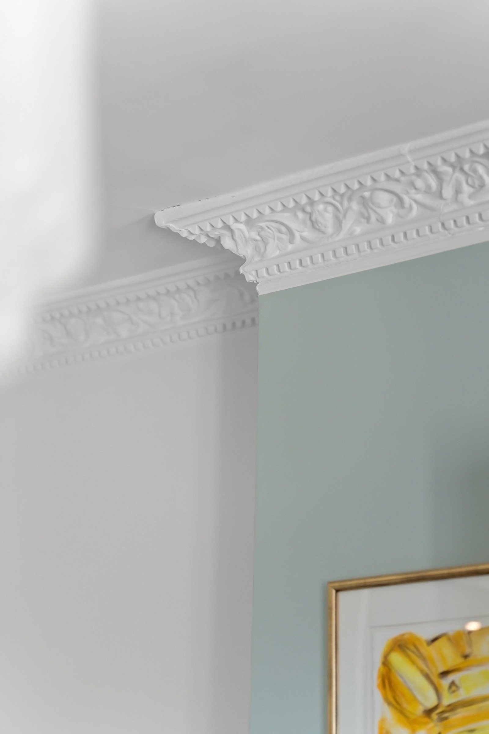 Videre følger også fantastisk bred stukkatur som rammer inn stuen Galleribilde