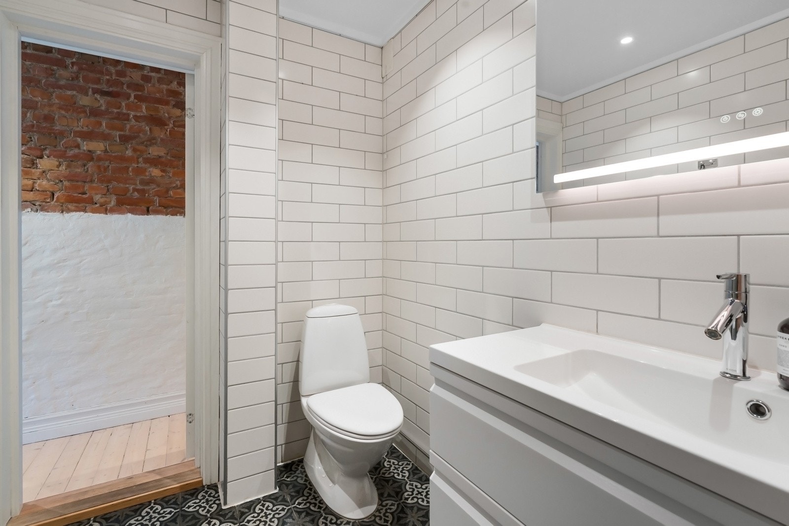 Baderommet er fra 2010, med flotte klassiske mosaikkfliser på gulv Galleribilde