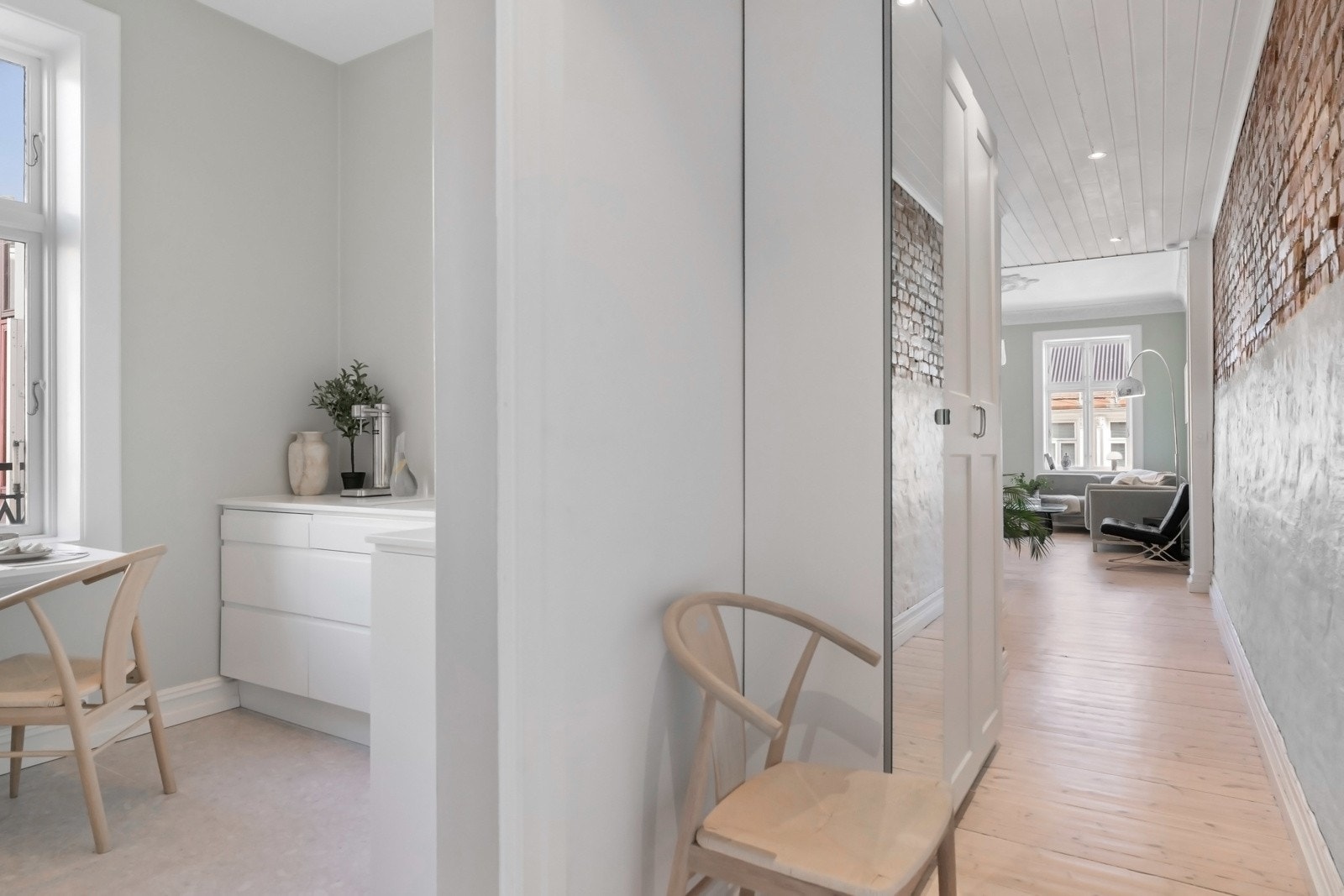 Innbydende entré med plass til oppheng av yttertøy og oppbevaring av sko. Garderobeskap for ytterliggere oppbevaring. Flott dels eksponert teglevegg inn mot stue Galleribilde