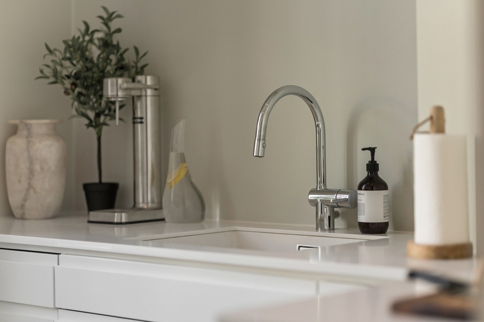 Nedfelt kum i den flotte benkeplaten med stilrent armatur i krom Galleribilde