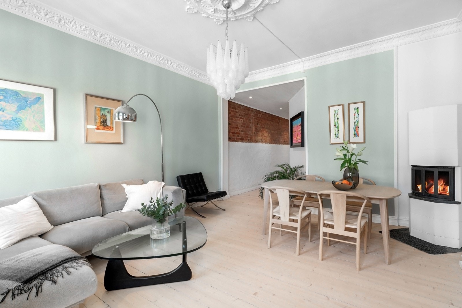 Rommet har i tillegg en flott peis som varmer godt på kalde dager Galleribilde