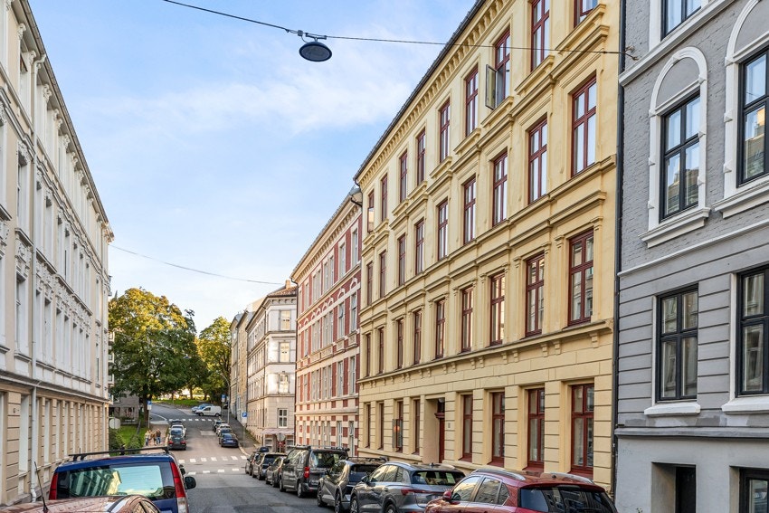 Leiligheten har sentral beliggenhet på populære St. Hanshaugen. Området er kjent for sitt hyggelige bomiljø, frodige grøntområder og et rikt utvalg av spisesteder, kaféer og butikker Galleribilde