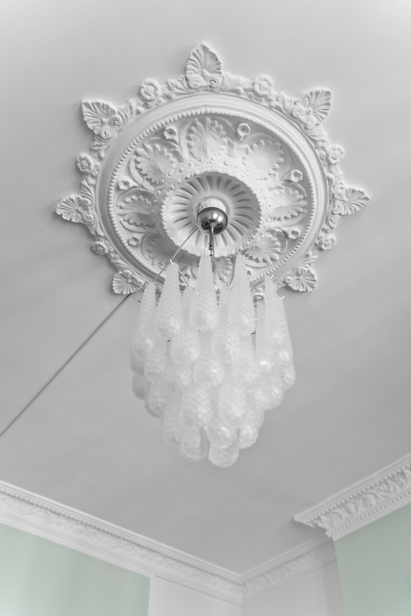 Et av leilighetens flere klassiske preg, flott rosett i tak på stuen Galleribilde