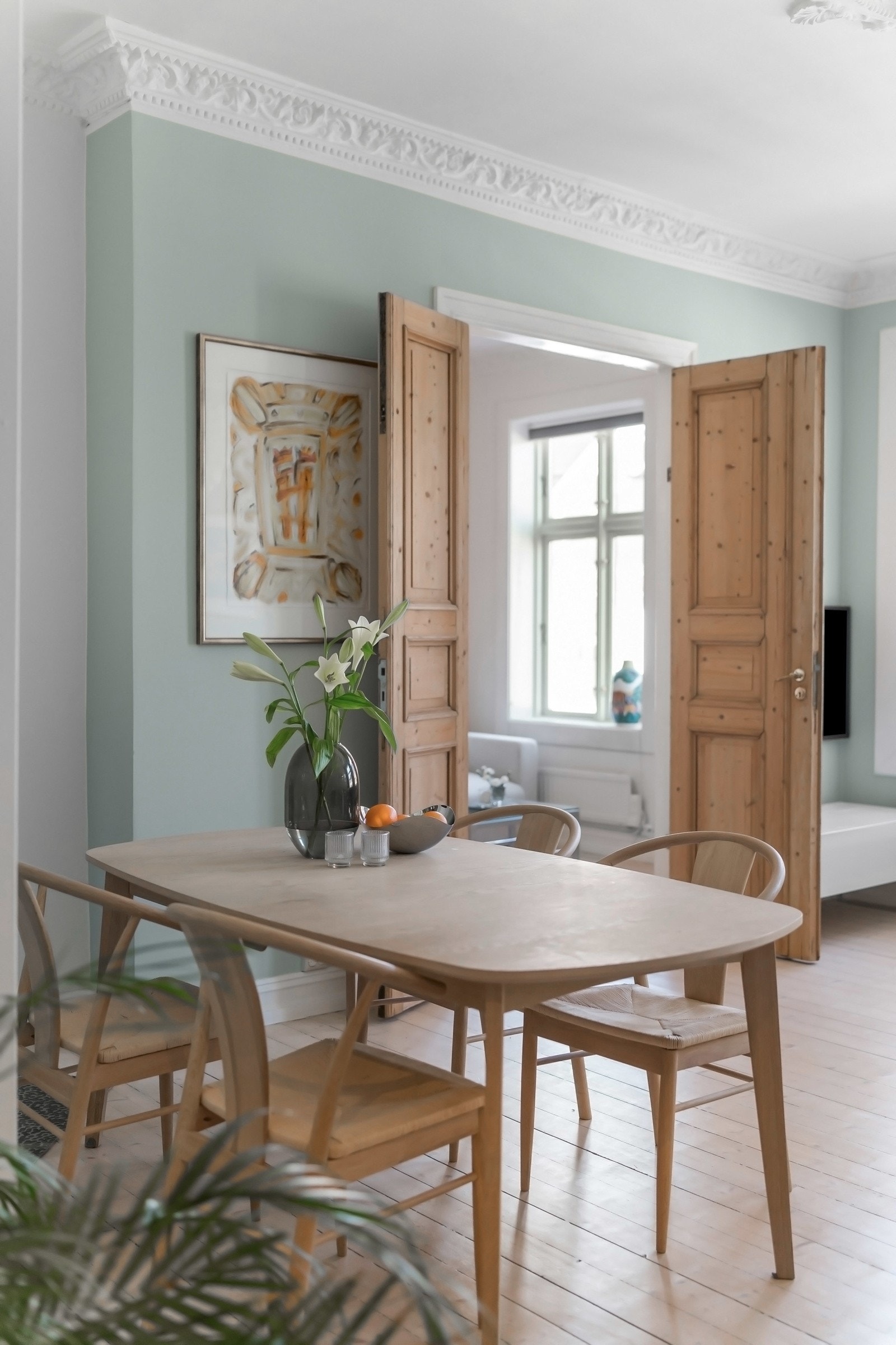 Rommet er malt i lyse moderne farger, som sammen med lysinnslippet fra vindusflatene gir en god romfølelse Galleribilde