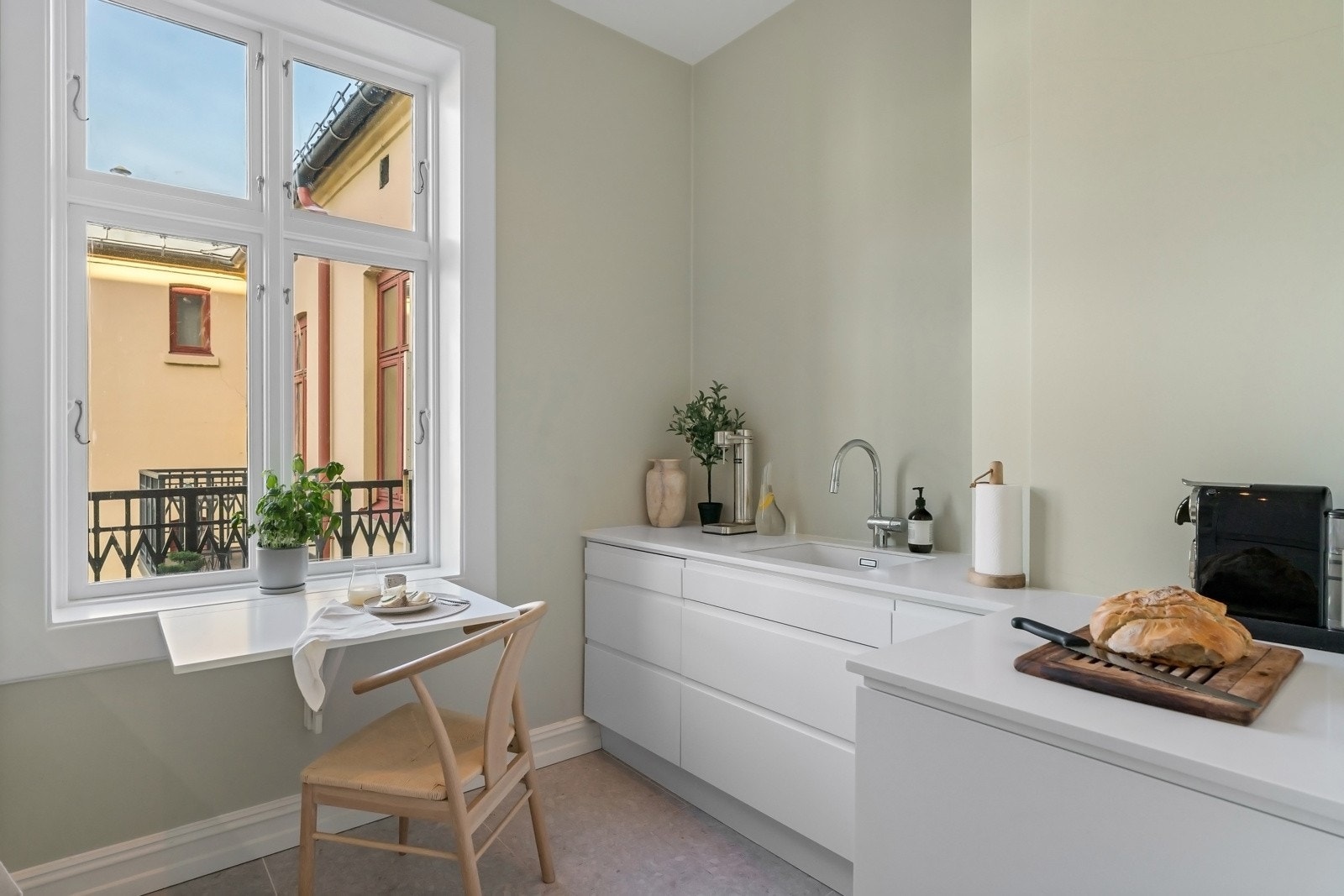 Integrerte hvitevarer som koketopp, stekeovn, oppvaskmaskin og kjøle- og fryseskap. Høye skap for god plassutnyttelse og oppbevaringsplass Galleribilde