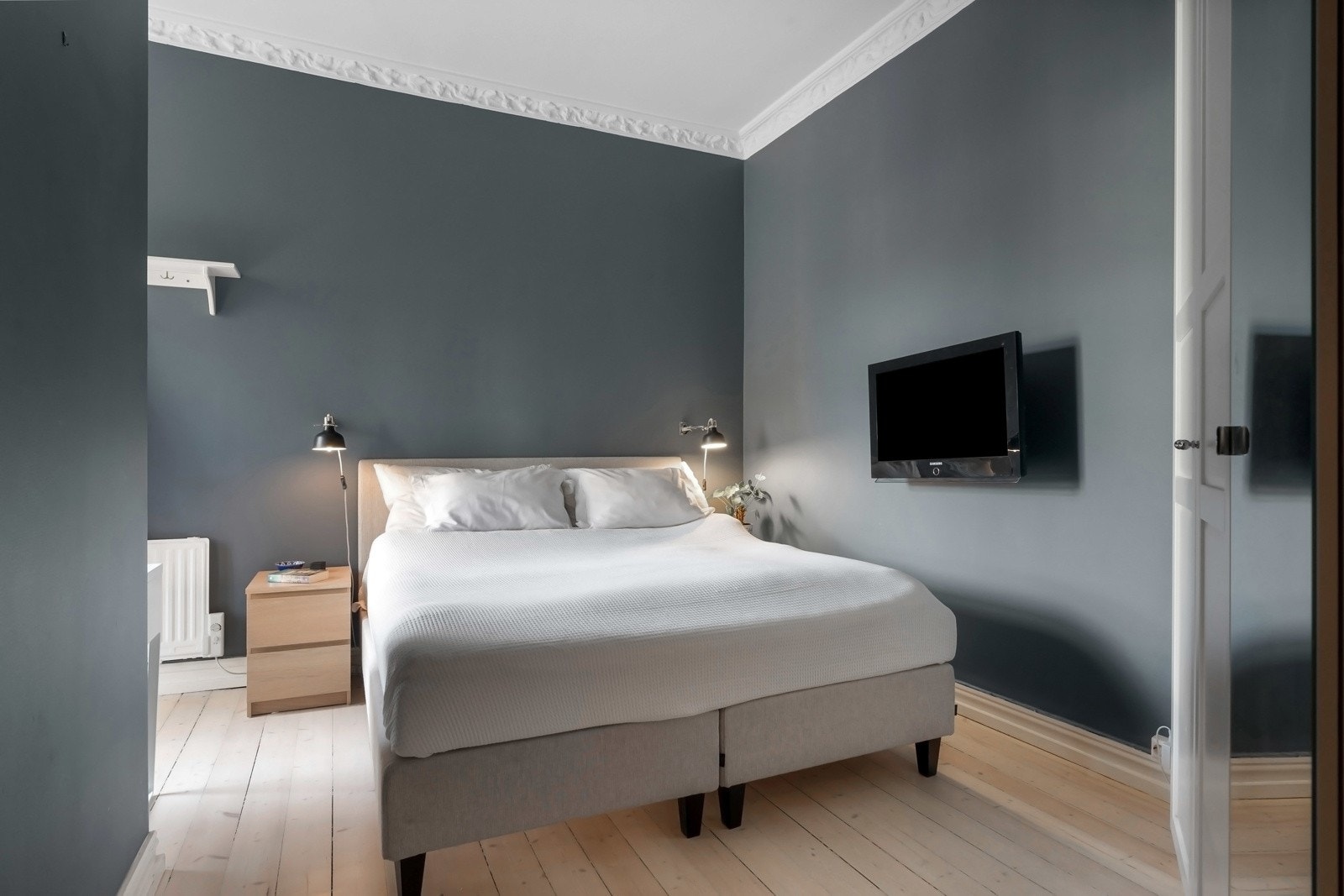 Videre har boligen et meget romslig soverom med god plass til dobbeltseng, nattbord og garderobeløsninger Galleribilde