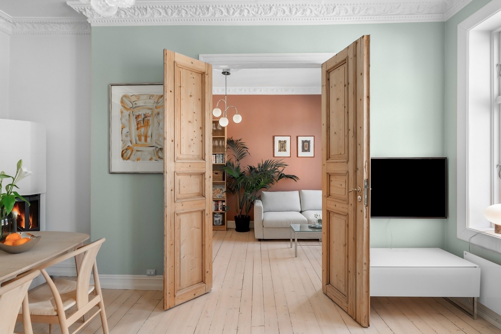 Gjennom flotte originale doble fløydører kommer du til leilighetens soverom 2, som i dag benyttes som gjesterom Galleribilde