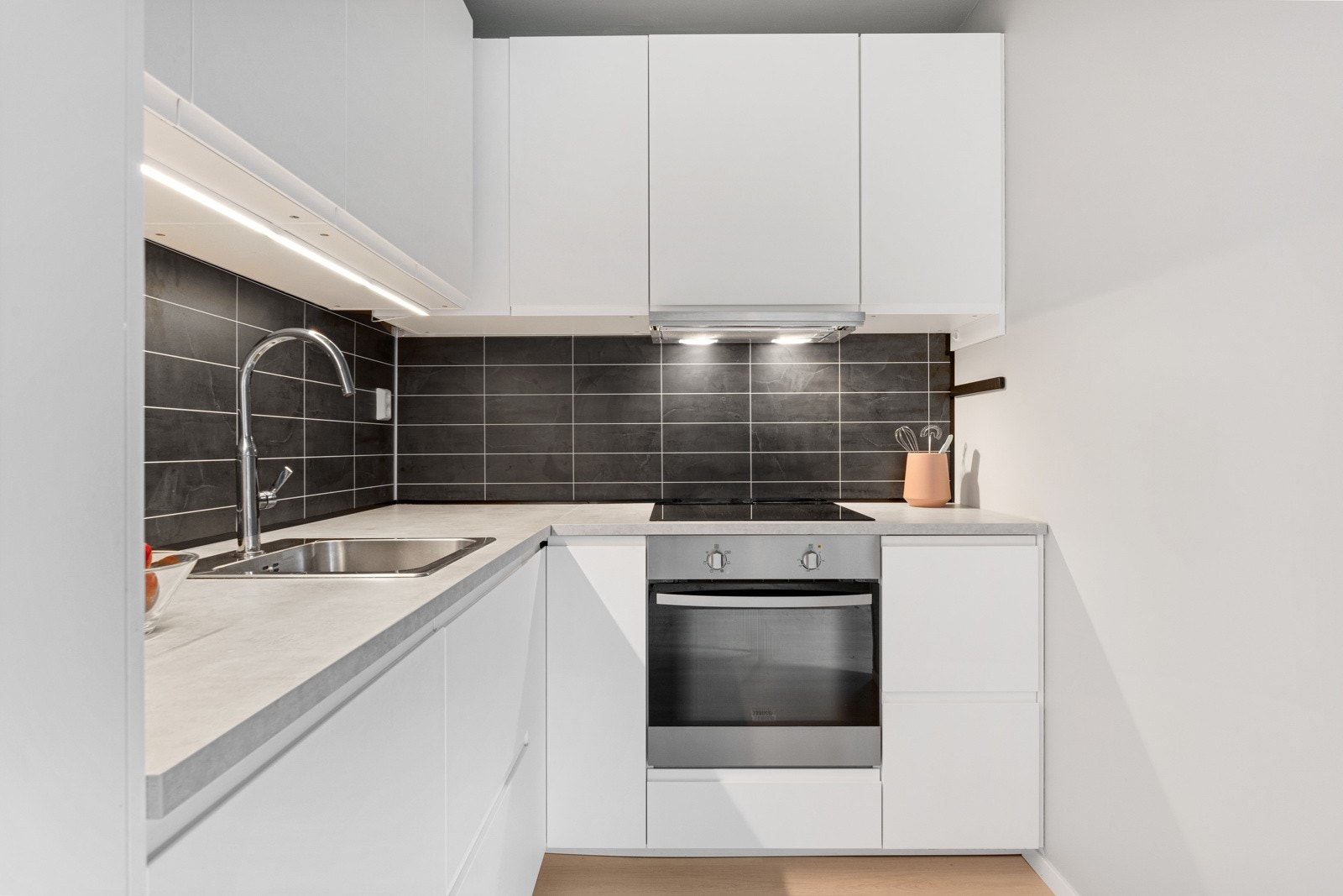 Kjøkkenet er praktisk utnyttet og har godt med arbeids- og oppbevaringsplass. Galleribilde