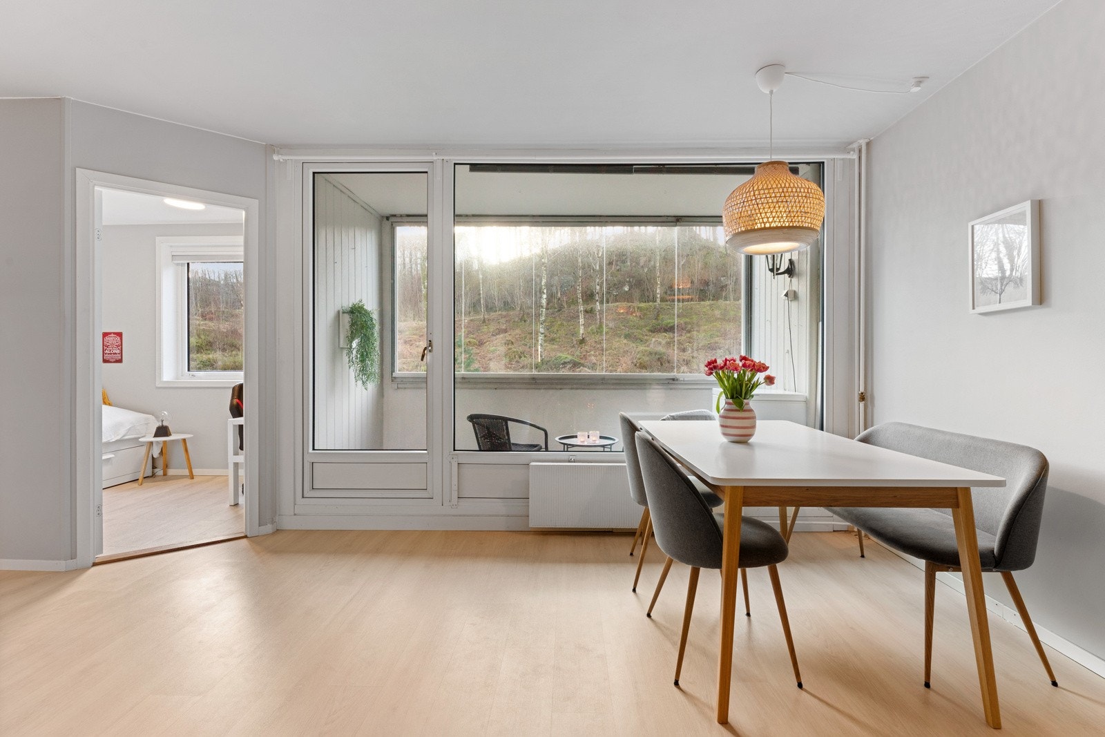 Utformingen på rommet gir god plass til å innrede med både sofagruppe og spisebord. Galleribilde