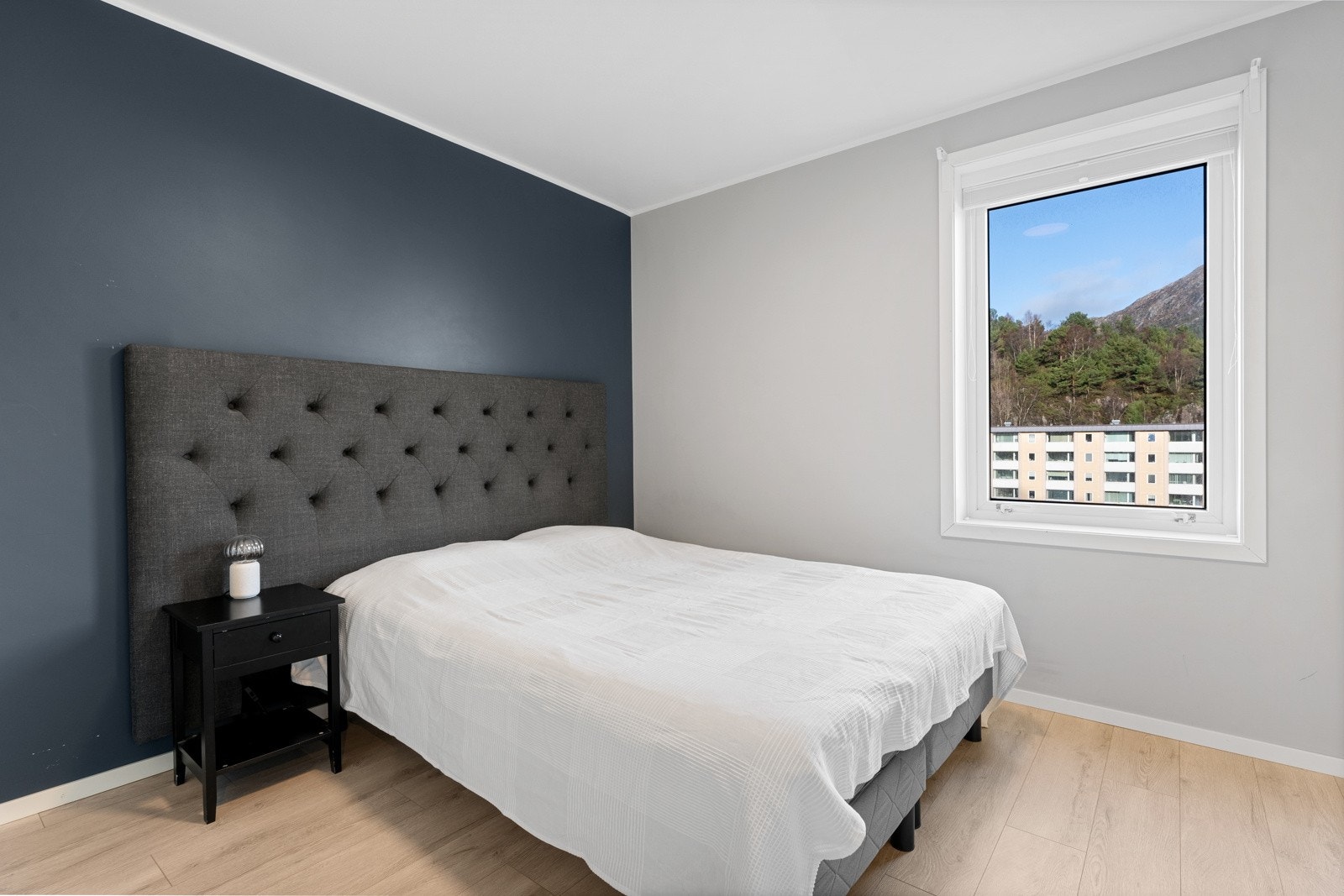 Hovedsoverommet måler 11,8 kvm og har tilkomst fra entreen. Galleribilde