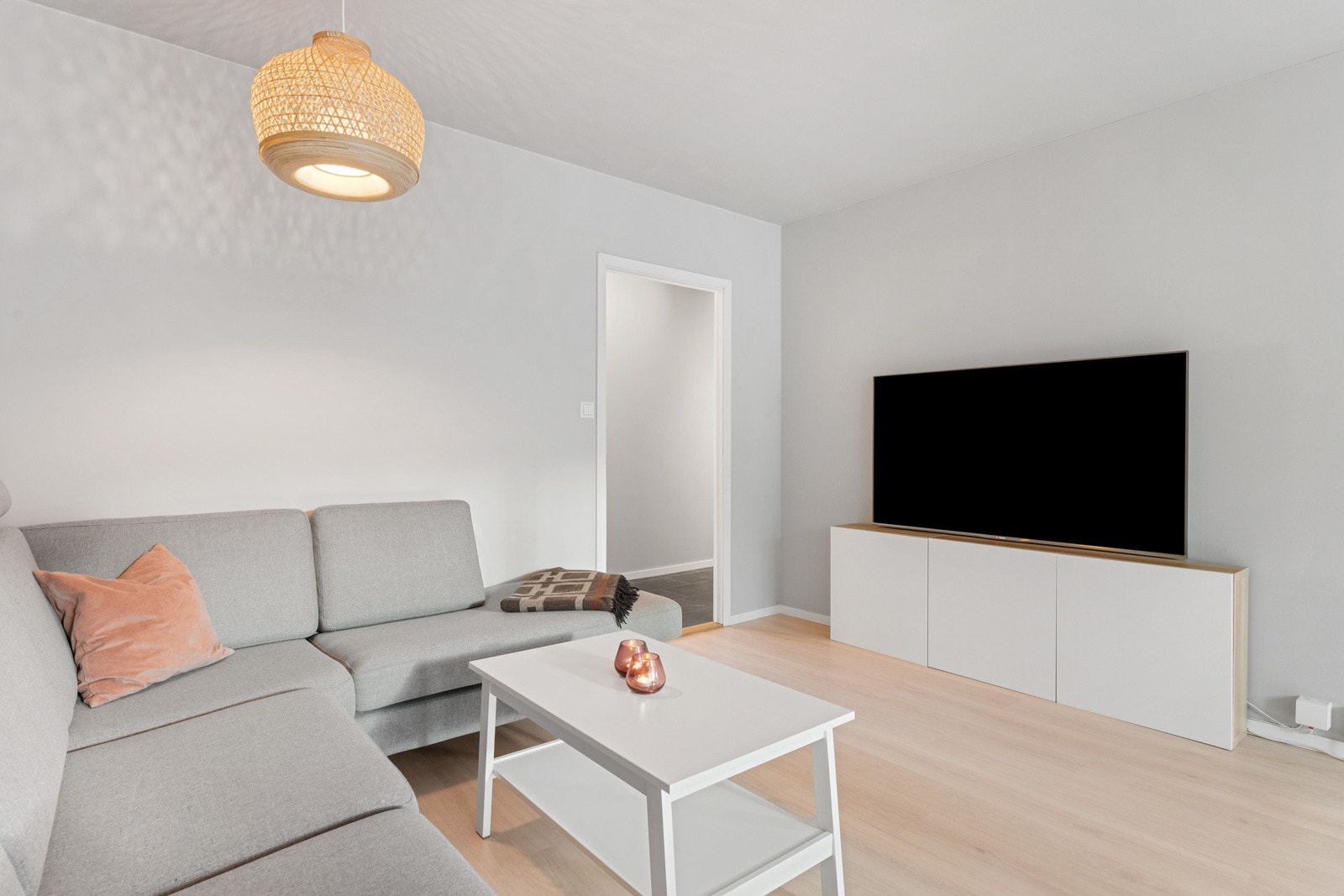 Stuen har moderne overflater med et lyst gulv og flotte taklamper som gir en svært god lyssetting. Galleribilde