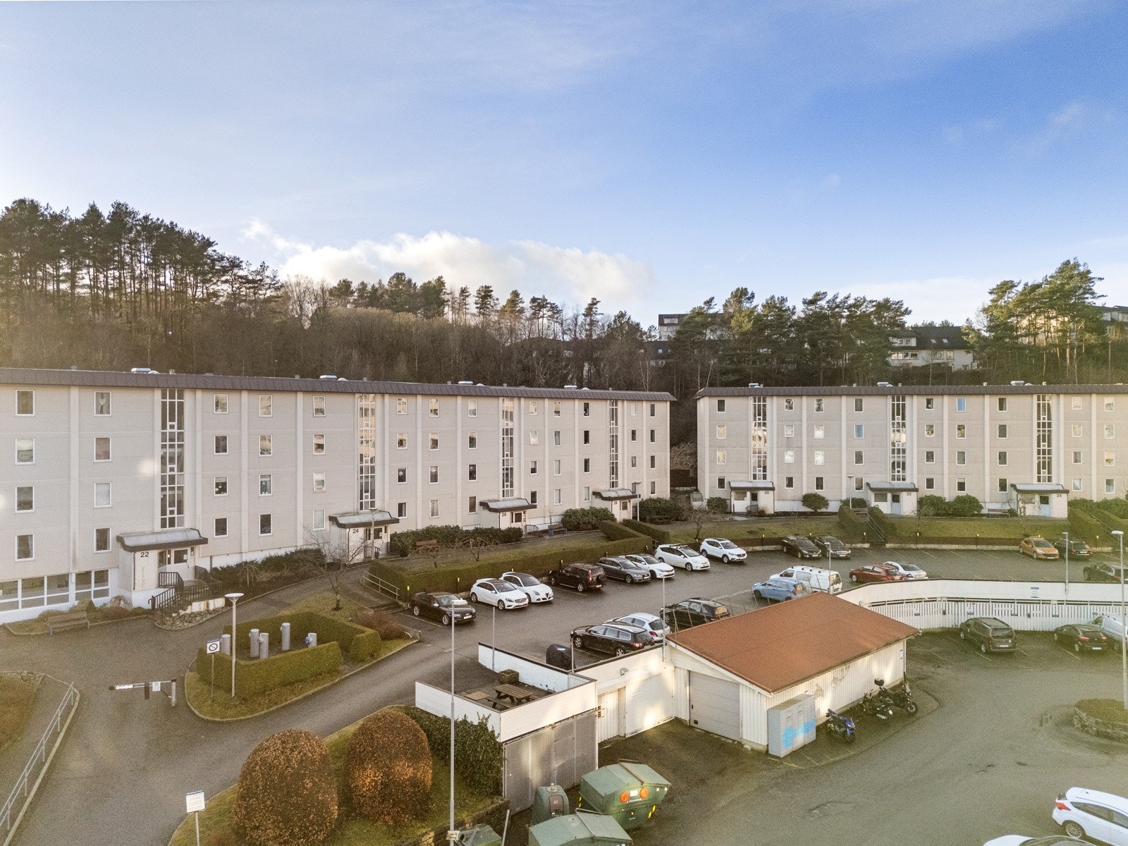 Det er mulig å leie parkering av borettslaget. Det er p.t venteliste på parkeringsplass, men det er mulig å parkere på gjesteparkeringen i påvente av ledig parkeringsplass. Galleribilde