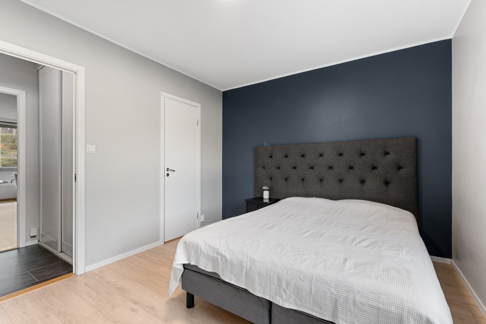 Soverommet er malt i behagelige fargetoner som harmonerer godt med det lyse gulvet. Galleribilde