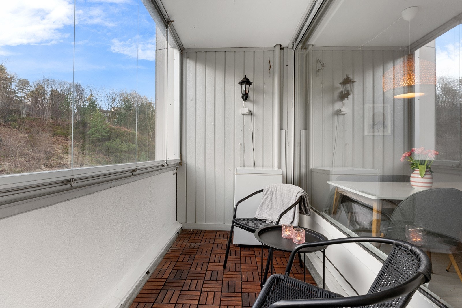 Velkommen til en flott 4-romsleilighet med moderne overflater og kjøkken fra 2022. Galleribilde