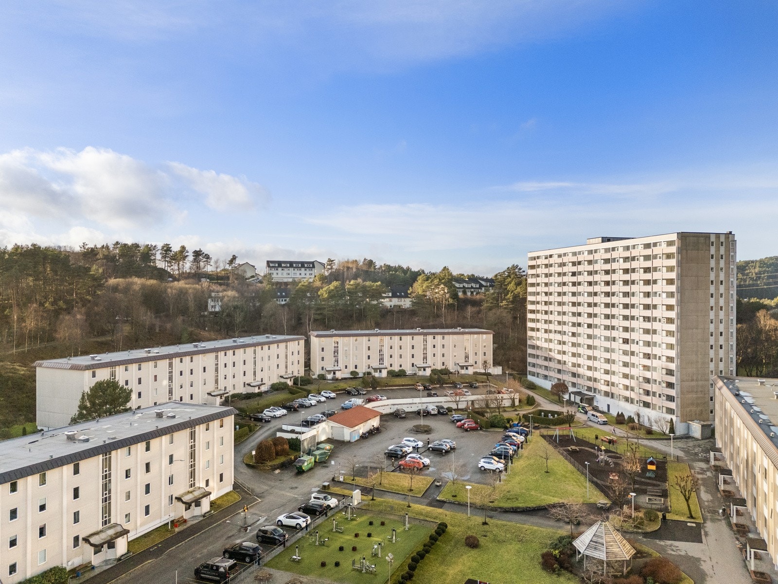 Borettslaget er omkranset av naturområde, og mellom blokkene er det et velholdt og stort grøntareal, med flere lekeplasser og rikelig med plass for forskjellige aktiviteter. Galleribilde