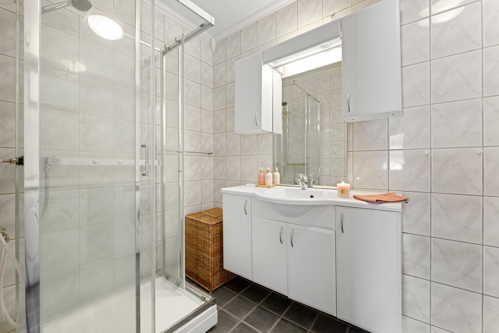 For vaskemaskinen og tørketrommelen er det laget en praktisk løsning med benkeplate. Varmtvannet er inkludert i felleskostnadene. Galleribilde